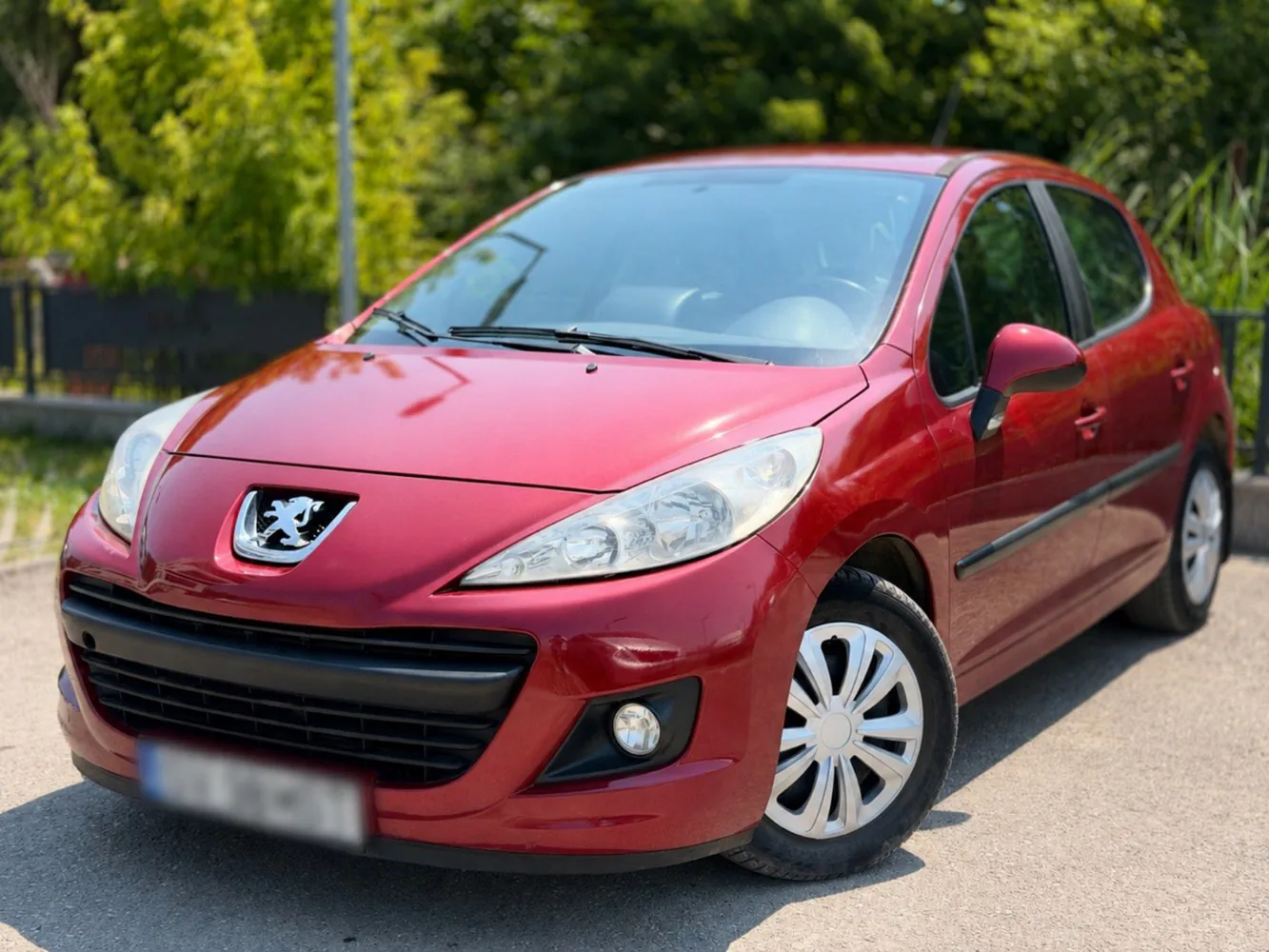 Peugeot 207 1.4 benzină 2011 roșu disponibil în Iași