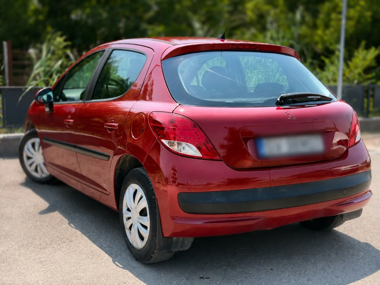 Peugeot 207 2011 roșu exterior spate lateral Iași