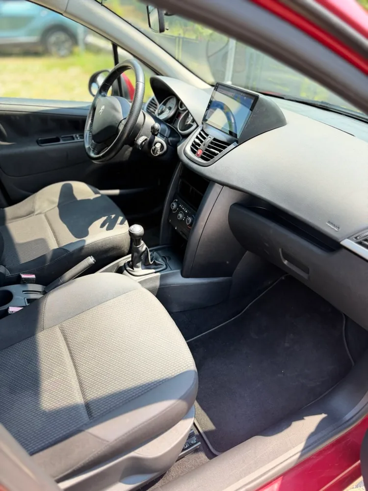 Peugeot 207 2011 interior bord