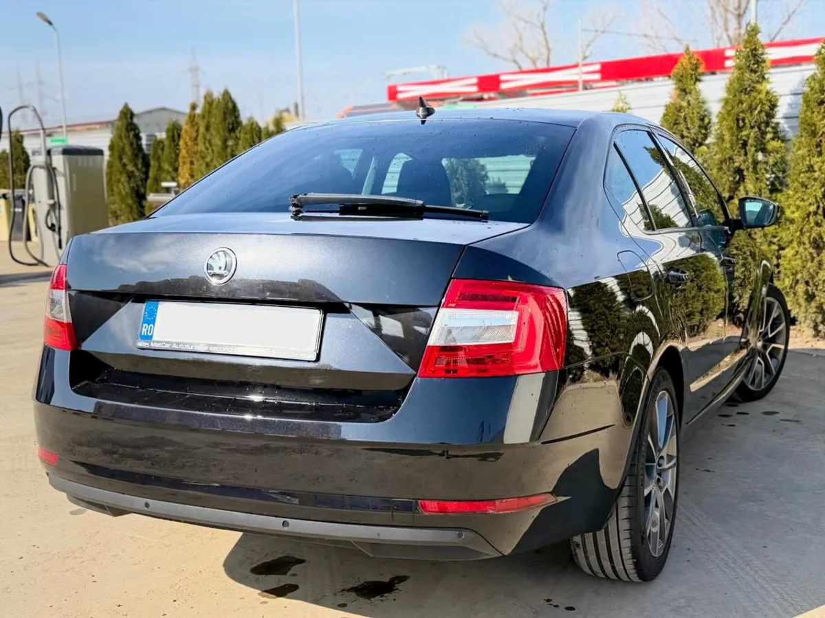 Skoda Octavia 2020 neagră exterior spate lateral Iași