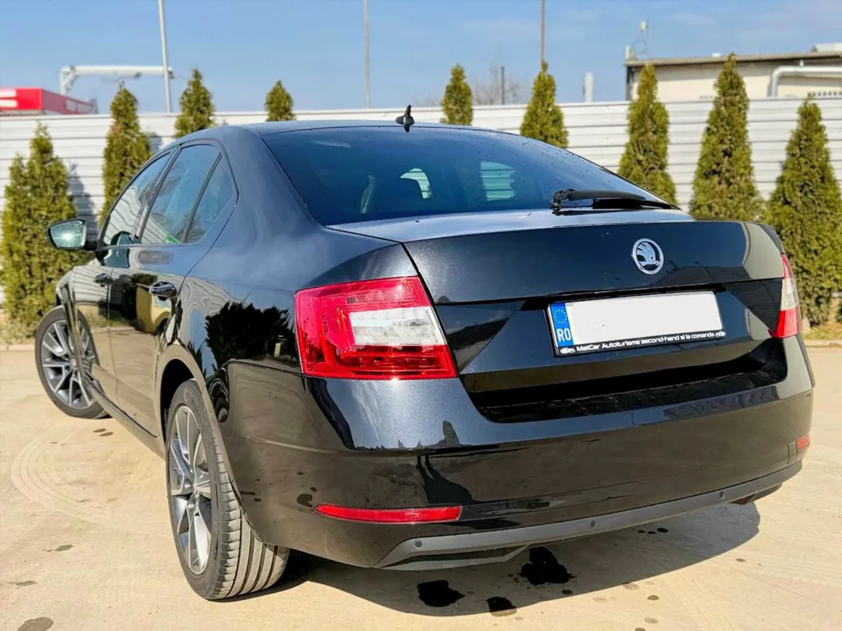 Skoda Octavia 2020 neagră exterior spate Iași