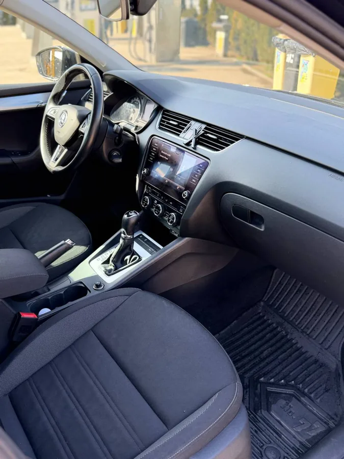 Skoda Octavia 2020 interior consolă centrală
