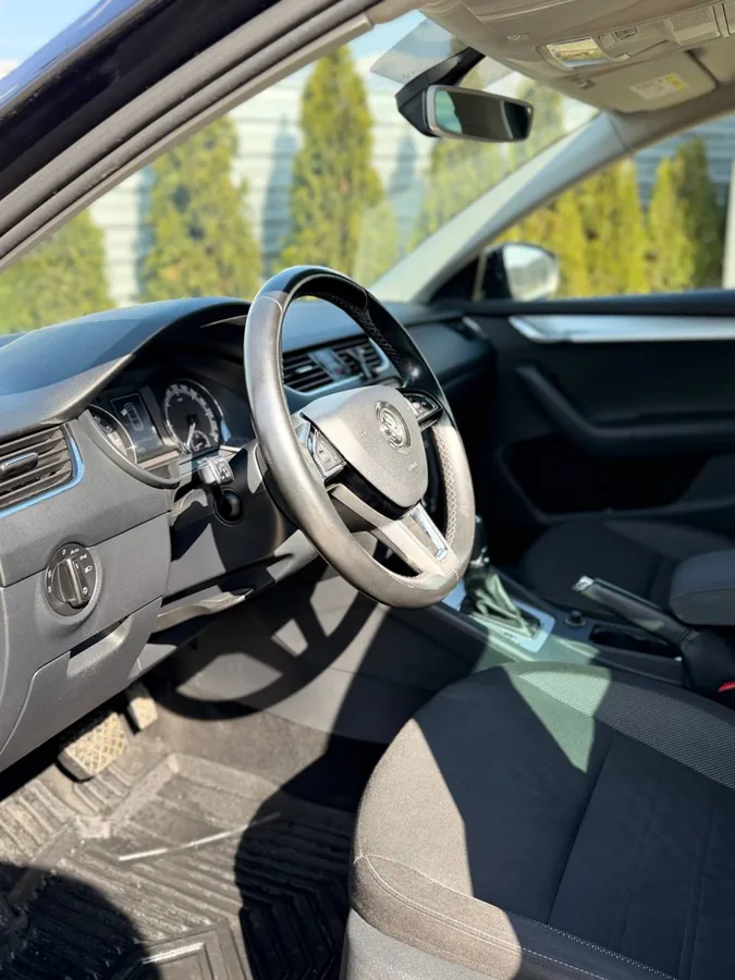 Skoda Octavia 2020 interior volan multifuncțional